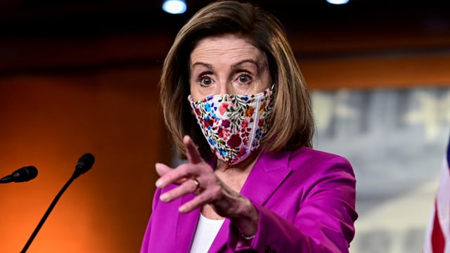 Nancy Pelosi an einer Medienkonferenz mit Maske Nancy Pelosi an einer Medienkonferenz mit Maske