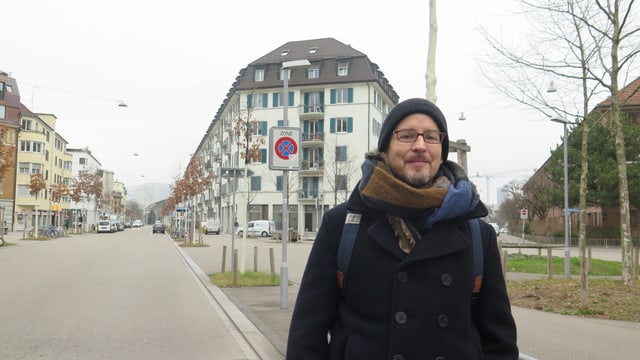 Verkehrsberuhigte Sihlfeldstrasse in Zürich. Im Vordergrund Student Alexander Andrae Verkehrsberuhigte Sihlfeldstrasse in Zürich. Im Vordergrund Student Alexander Andrae