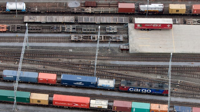 Cargo-Züge bei einer Hupac-Verladestation. Cargo-Züge bei einer Hupac-Verladestation.