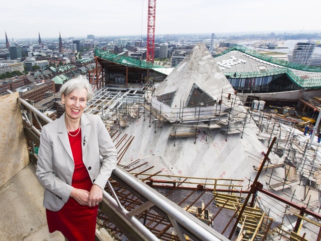 Barbara Kisseler am Presserundgang über die Baustelle der Elbphilharmonie im Juli 2013. Barbara Kisseler am Presserundgang über die Baustelle der Elbphilharmonie im Juli 2013.