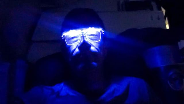 Richard Quest - CNN Reporter trägt die Anti-Jetlag-Brille Richard Quest - CNN Reporter trägt die Anti-Jetlag-Brille