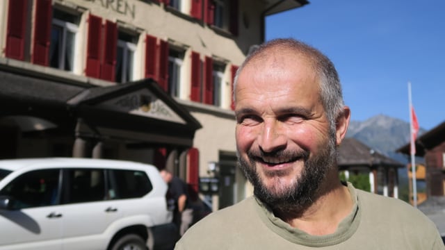 Heinzvon Känel vor dem Hotel Bären in Kiental. Heinzvon Känel vor dem Hotel Bären in Kiental.
