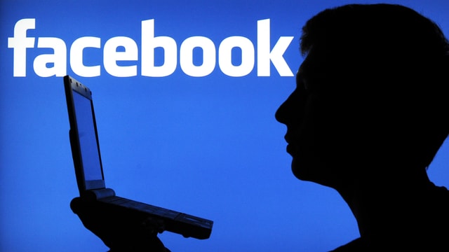 Logo Facebook, Schatten hält Computer. Logo Facebook, Schatten hält Computer.
