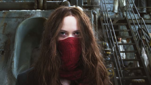 Grossaufnahme des Gesichts einer Frau. Sie hat lange Haare und einen Schal bis über die Nase hochgezogen. Grossaufnahme des Gesichts einer Frau. Sie hat lange Haare und einen Schal bis über die Nase hochgezogen.