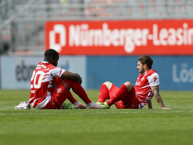 Würzburg-Spieler auf der Wiese.