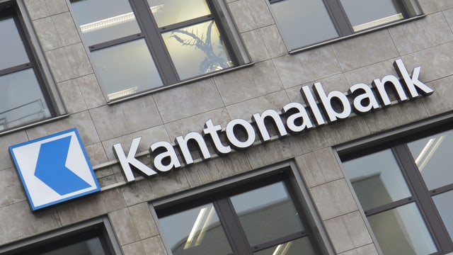 Schild Kantonalbank schräg fotografiert Schild Kantonalbank schräg fotografiert