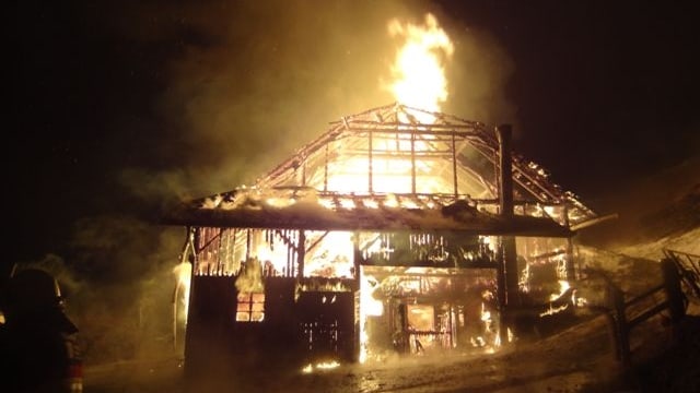 Das Wohnhaus mit angebauter Scheune brennt lichterloh. Das Wohnhaus mit angebauter Scheune brennt lichterloh.