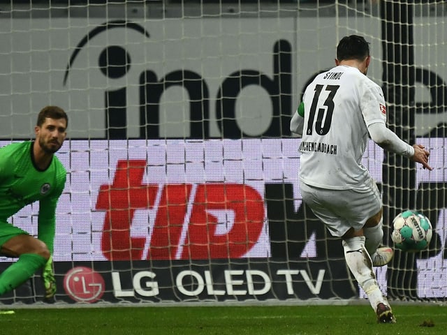 Lars Stindl erzielt vom Penaltypunkt das 2:3 Lars Stindl erzielt vom Penaltypunkt das 2:3