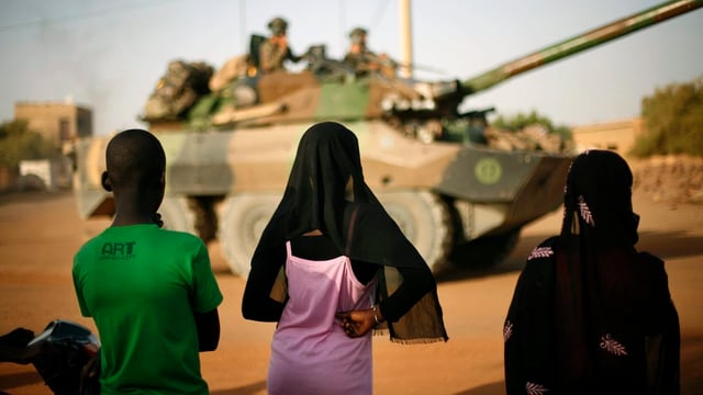 Kinder und im Hintergrund ein Panzer. Kinder und im Hintergrund ein Panzer.