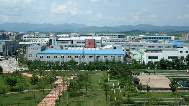 Der gemeinsame Industriepark Kaesong an der Grenze zwischen Süd- und Nordkorea. Der gemeinsame Industriepark Kaesong an der Grenze zwischen Süd- und Nordkorea.