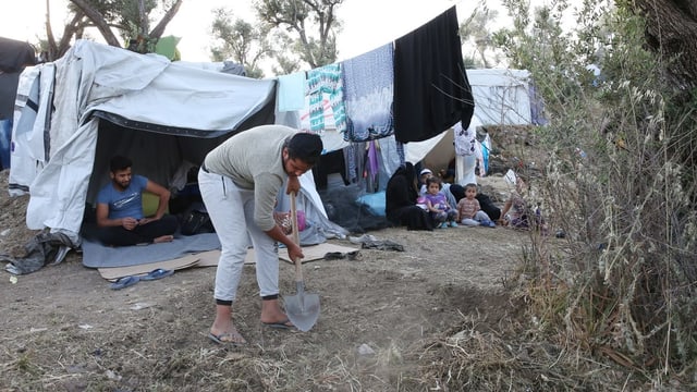 Mann vor Zelt in Flüchtlingscamp. Mann vor Zelt in Flüchtlingscamp.