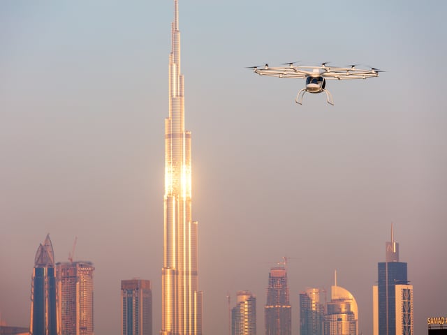 Volocopter fliegt vor einem Hochhaus in Dubai vorbei. Volocopter fliegt vor einem Hochhaus in Dubai vorbei.