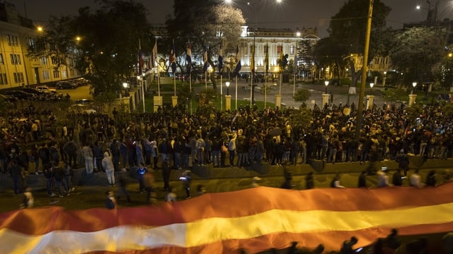 Nachtszene in Lima mit Personen auf der Strasse. Nachtszene in Lima mit Personen auf der Strasse.