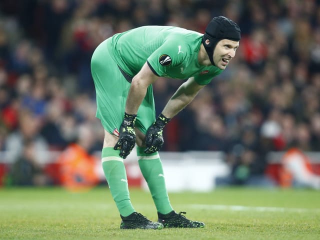 Petr Cech gebückt im Tor Petr Cech gebückt im Tor