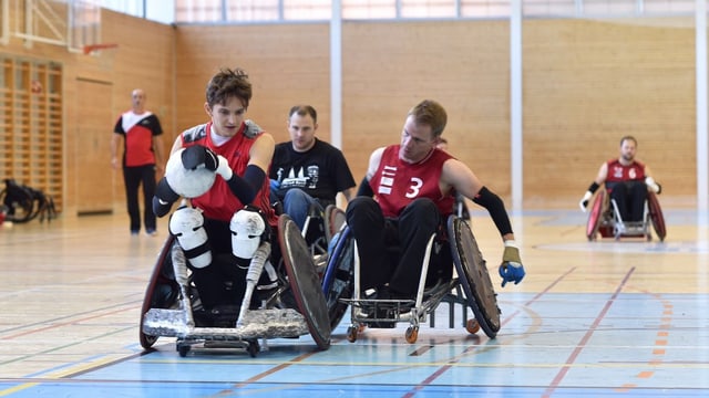 4 giugadurs da rugby en sutga da rodas da sport en ina halla 4 giugadurs da rugby en sutga da rodas da sport en ina halla