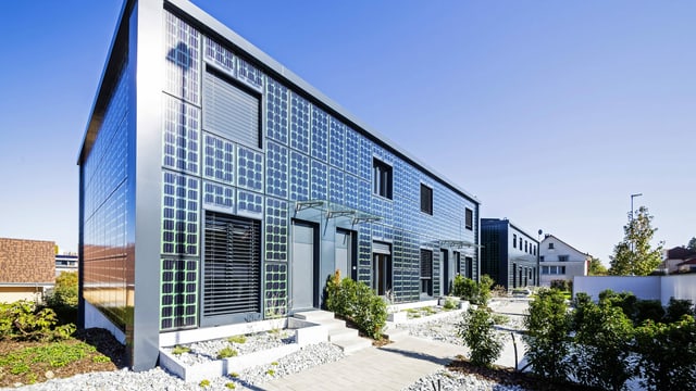 Häuser mit Fassade aus Fotovoltaik-Elementen. Häuser mit Fassade aus Fotovoltaik-Elementen.