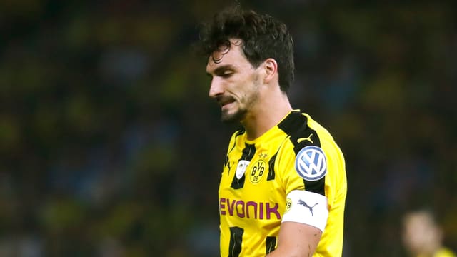 Mats Hummels schreitet vom Rasen. Mats Hummels schreitet vom Rasen.