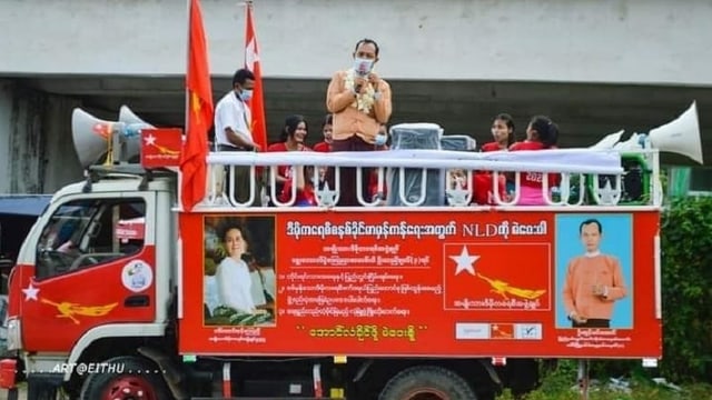 Roter Truck mit Menschen drauf Roter Truck mit Menschen drauf