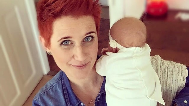 Steffi Buchli hält ihr Baby in den Armen. Steffi Buchli hält ihr Baby in den Armen.