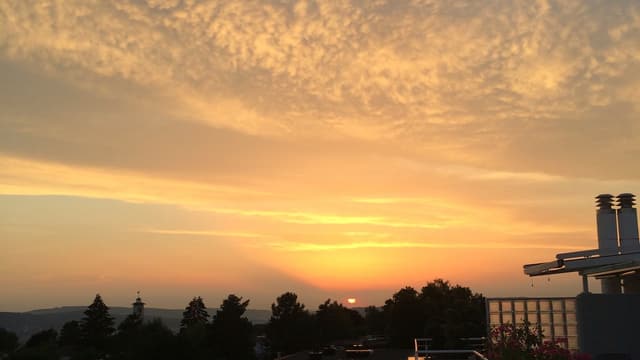 Untergehende Sonne zwischen rotbeschienen Wolken. Untergehende Sonne zwischen rotbeschienen Wolken.