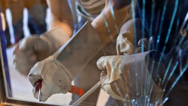 Männe versuchen ein Fenster aufzubrechen Männe versuchen ein Fenster aufzubrechen