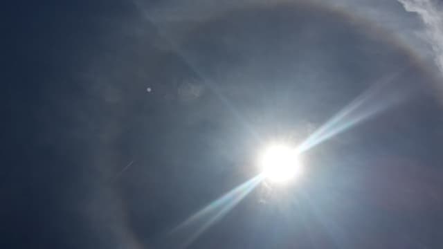 Die Sonne am blauen Himmel. Die Sonne am blauen Himmel.