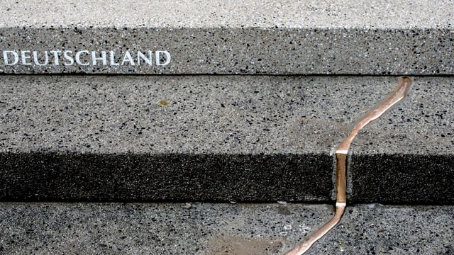 Der bronzene Riss auf einer Betontreppe am Breitscheidplatz. Der bronzene Riss auf einer Betontreppe am Breitscheidplatz.