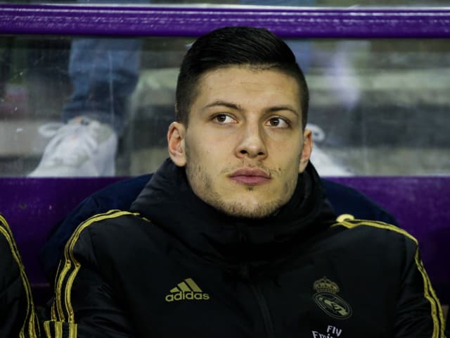 Im Mittelpunkt stand vor dem Liga-Wiederbeginn auch Luka Jovic. Der Real-Stürmer hielt sich gleich zweimal nicht an Corona-Regeln. Zuerst machte er einen unerlaubten Quarantäne-Ausflug in seine serbische Heimat, dann hielt er bei einer Barbecue-Party den Sicherheitsabstand nicht ein.