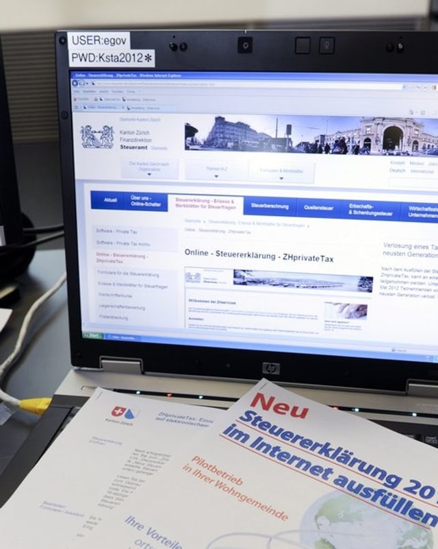 PC mit der Ansicht des kantonalen Online-Steuerportals PC mit der Ansicht des kantonalen Online-Steuerportals