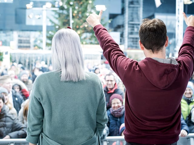 Daumen hoch! Tina Nägeli und Fabio Nay bedanken sich beim Publikum vor der Glasbox in Luzern.
