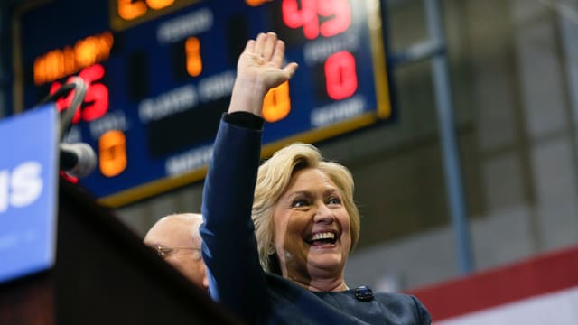 Hillary Clinton lacht und winkt Hillary Clinton lacht und winkt
