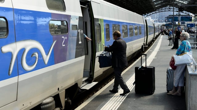 Passagiere im Bahnhof Lausanne steigen in de TGV Richtung Paris. Passagiere im Bahnhof Lausanne steigen in de TGV Richtung Paris.