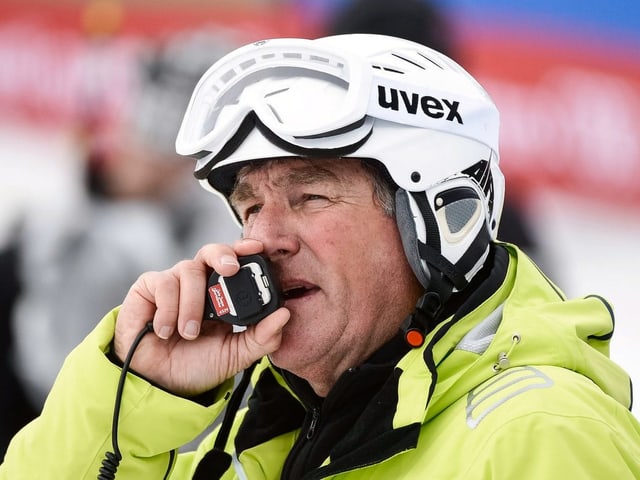 Günter Hujara am Funkgerät. Günter Hujara am Funkgerät.