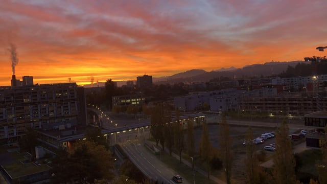 Blick über Bern mit senkrechter Dampffahne, schönem Morgenrot und Föhnstimmung über den Alpen. Blick über Bern mit senkrechter Dampffahne, schönem Morgenrot und Föhnstimmung über den Alpen.