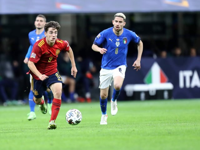 Gavi enteilt im Zweikampf Jorginho Gavi enteilt im Zweikampf Jorginho