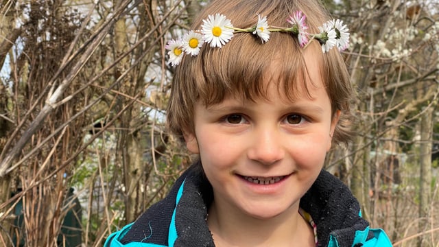Kind mit Blumenkranz um den Kopf Kind mit Blumenkranz um den Kopf