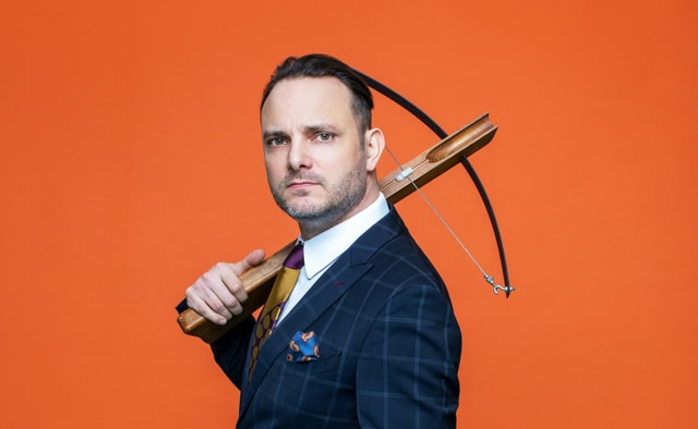 Dominic Deville mit Armbrust Dominic Deville mit Armbrust