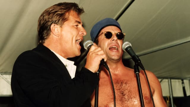 Don Johnson und Bruce Willis singen gemeinsam auf der Bühne. Don Johnson und Bruce Willis singen gemeinsam auf der Bühne.