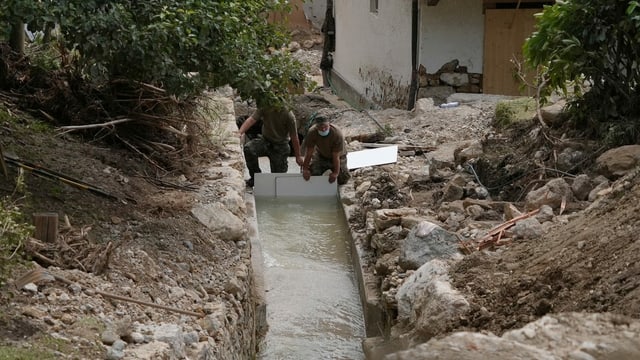 Einsatzkräfte der Schweizer Armee kämpfen gegen die Überschwemmungen. Einsatzkräfte der Schweizer Armee kämpfen gegen die Überschwemmungen.