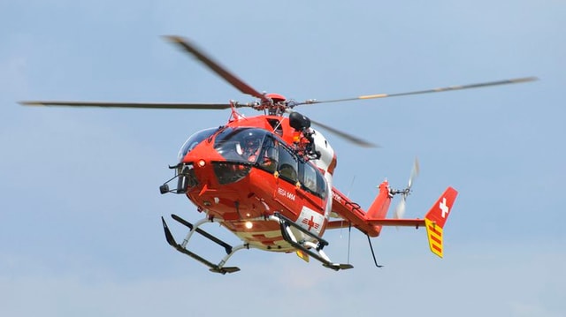 Ein Helikopter der Rega fliegt in der Luft Ein Helikopter der Rega fliegt in der Luft