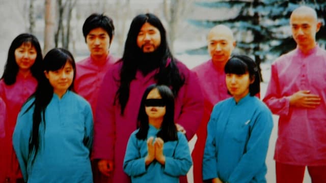 Shoko Asahara inmitten seiner Jünger. Shoko Asahara inmitten seiner Jünger.
