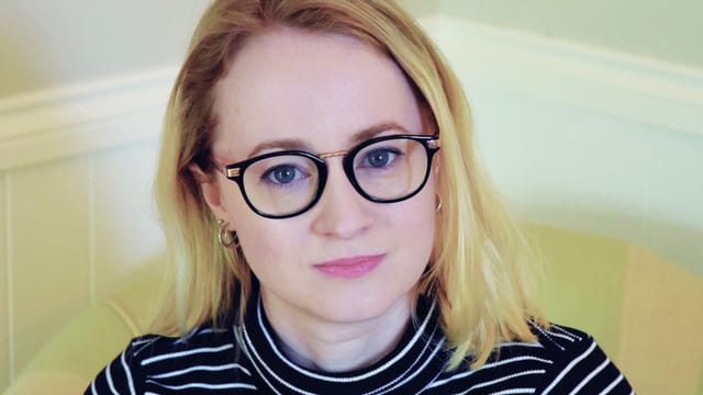 Eine blonde Frau mit Brille, Porträt. Eine blonde Frau mit Brille, Porträt.