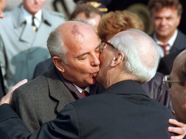 Bruderkuss zwischen Michail Gorbatschow und Erich Honecker