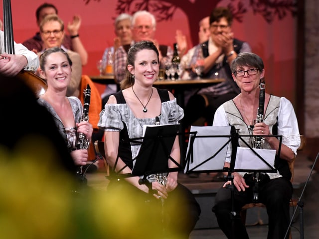 Die 3 Klarinettistinnen lächeln in Kamera