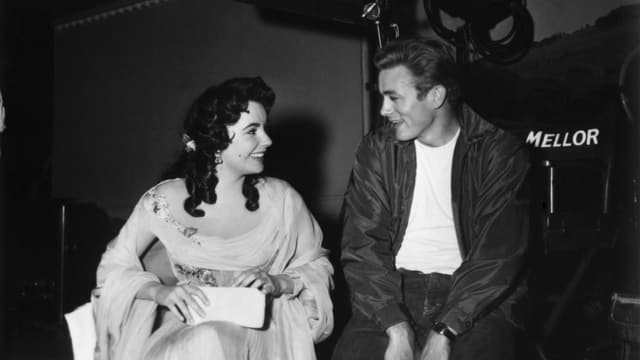 Elizabeth Taylor und James Dean unterhalten sich am Set von «Giant». Elizabeth Taylor und James Dean unterhalten sich am Set von «Giant».
