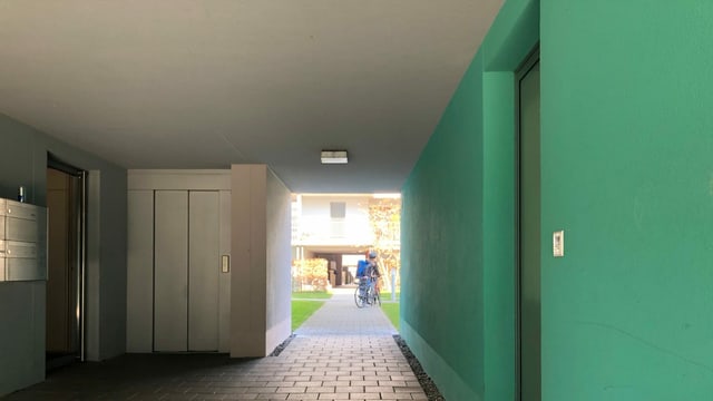 Blick durch einen Durchgang bei einem Block Blick durch einen Durchgang bei einem Block