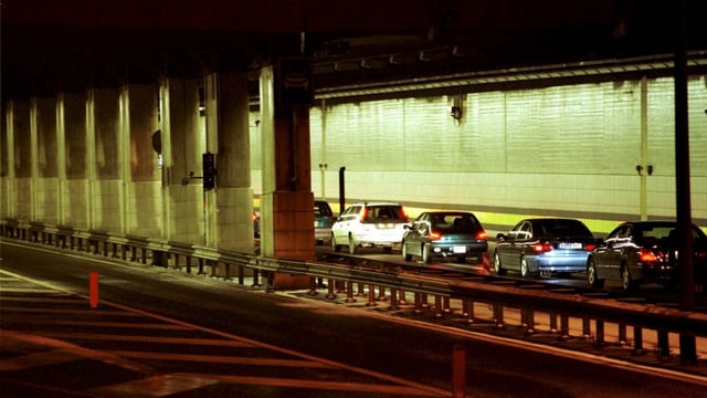 Autos bei der Einfahrt in den Gotthard-Tunnel Autos bei der Einfahrt in den Gotthard-Tunnel
