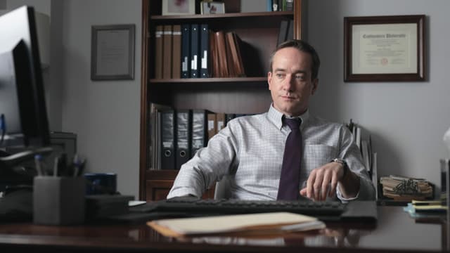Matthew Macfadyen als wenig empathischer Sorgenonkel im seinem Büro. Matthew Macfadyen als wenig empathischer Sorgenonkel im seinem Büro.