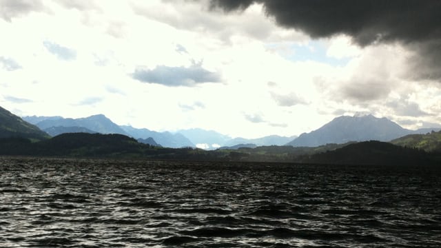 Dicke Regenwolken lagen am Sonntagnachmittag über dem Zugersee. Dicke Regenwolken lagen am Sonntagnachmittag über dem Zugersee.