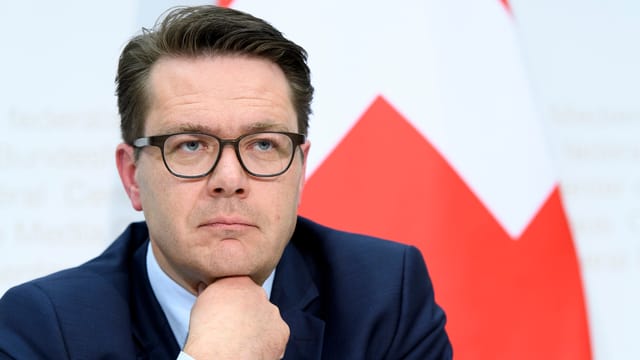 Mann in Anzug im Porträt Mann in Anzug im Porträt